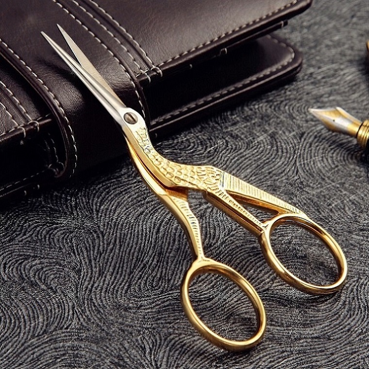 VICTORINOX STORK EMBROIDERY SCISSORS 8.1040.12